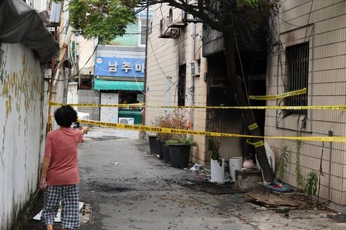 박씨가 화재 현장을 바라보고 있다