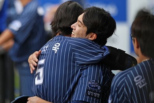 포옹하는 구자욱과 원태인