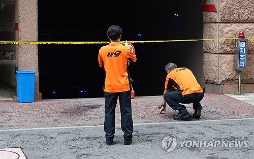 부천 화재 호텔 앞에서 에어매트 놓였던 장소 확인하는 소방관들