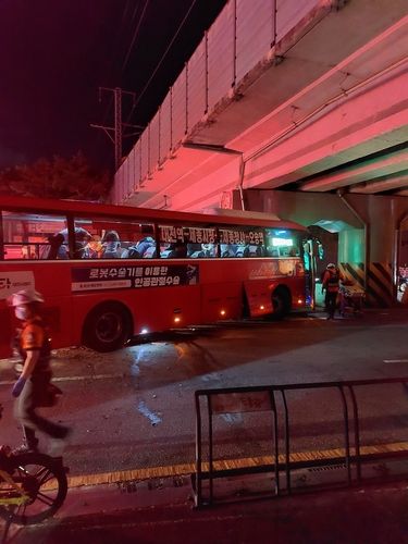 충돌사고 당한 뒤 교각 들이받은 시내버스