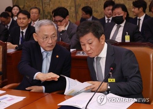 정몽규 회장과 대화하는 유인촌 장관