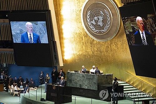 전쟁통에 열리는 유엔 총회. 피란민들의 시선은 싸늘하기만 하다. [AP 연합뉴스. 재판매 및 DB 금지] 