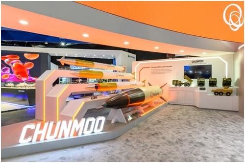 필리핀 방산전시회 ADAS 2024 한화 통합부스에 전시된 천무와 유토탄 3종