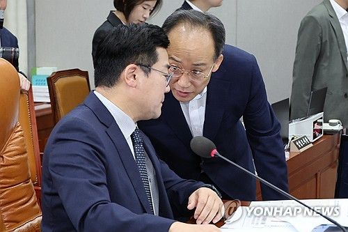 운영위에서 대화하는 양당 원내대표