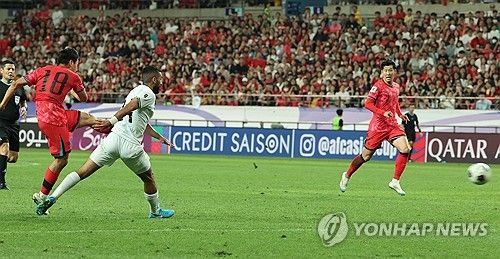 이강인 슛 보는 손흥민