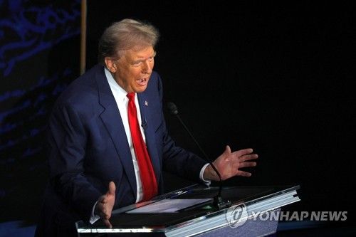 미 대선 TV 토론서 발언하는 트럼프