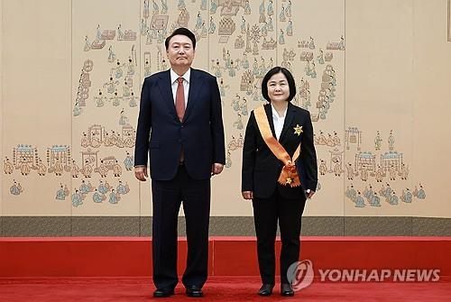 윤석열 대통령, 이은애 전 헌법재판관에 훈장 수여