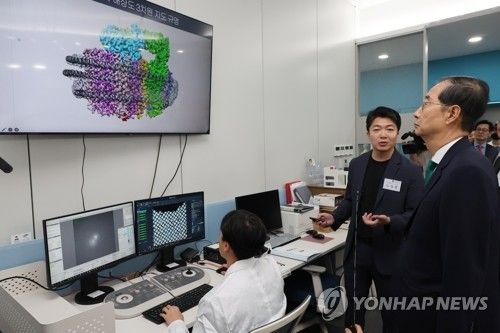 한덕수 총리, 서울대 유전공학연구소 참관