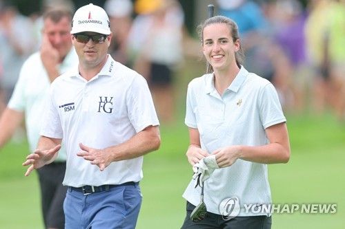 PGA 투어 선수 잭 존슨과 대화하는 클라크(오른쪽)