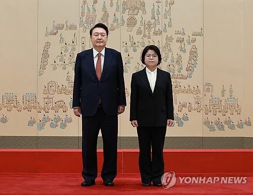 윤석열 대통령, 김복형 헌법재판관 임명장 수여