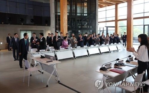 인재양성전략회의 참석하는 한덕수 총리