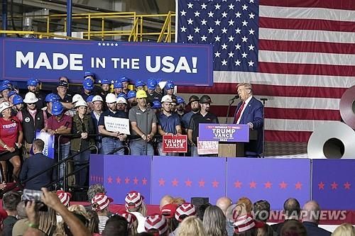 미시간주 제조공장에서 유세하는 도널드 트럼프 전 미국 대통령