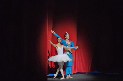 무대 인사를 하는 강미선과 콘스탄틴 노보셀로프