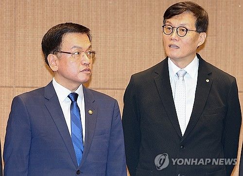 이야기 나누는 최상목 부총리-이창용 한은총재