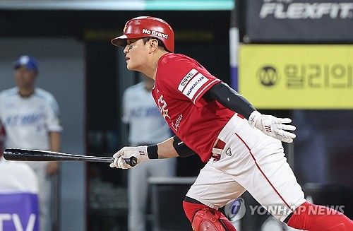 타격하는 추신수