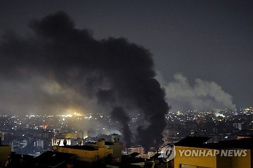 이스라엘군의 공습 이후 검은 연기가 치솟는 레바논 수도 베이루트 남부 외곽지역