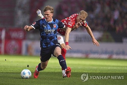 마인츠 수비수 한체올센(오른쪽)