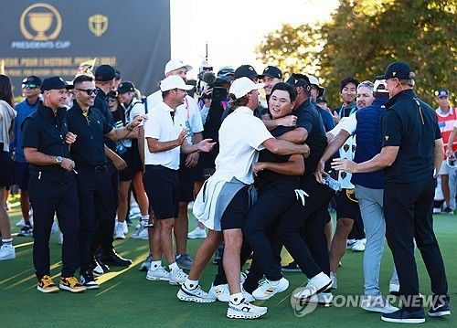 승리에 기뻐하는 인터내셔널 팀