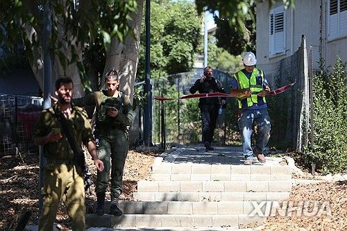 로케 공격 당한 이스라엘 북부 지역 현장 정리하는 인부들