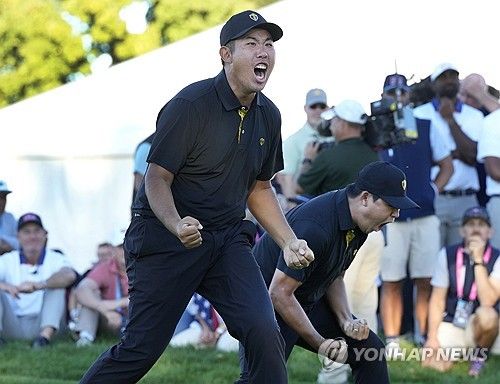 18번 홀에서 승리 확정되자 포효하는 안병훈과 김시우