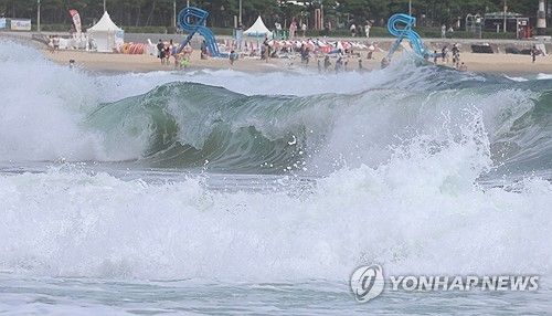 지난달 29일 오전 부산 해운대해수욕장에 제10호 태풍 산산의 영향으로 높은 파도가 들이치고 있다. [연합뉴스 자료사진]