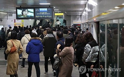 김포골드라인 이용하는 시민들