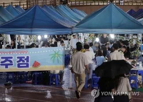 붐비는 대학 축제 주점 