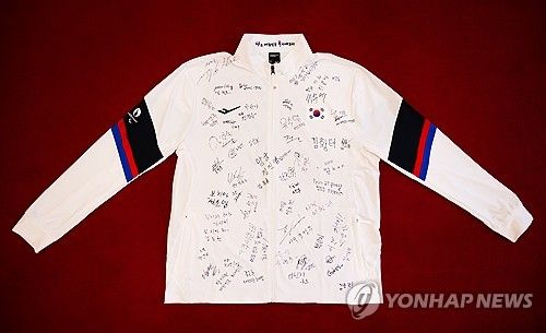 파리 패럴림픽 선수단, 윤석열 대통령 부부에 기념선물 전달