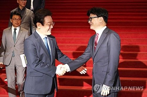 회담 마치고 인사하는 한동훈-이재명 대표