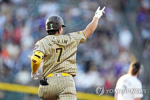 홈런을 친 뒤 불펜에 있는 동료들에게 세리머니하는 김하성 