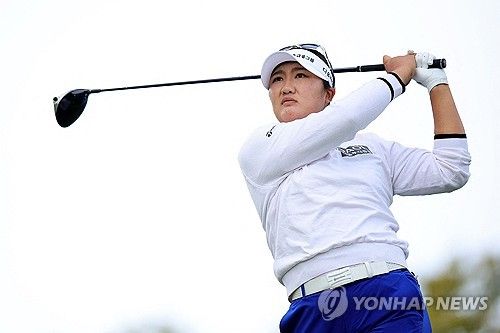 티샷하는 유해란