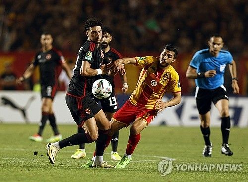 팔레스타인 대표팀 웨삼 아부 알리(왼쪽)의 소속팀 경기 장면