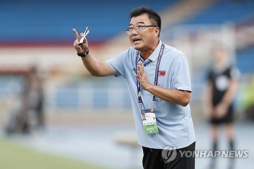 작전을 지시하는 북한 U-20 여자축구대표팀의 리성호 감독