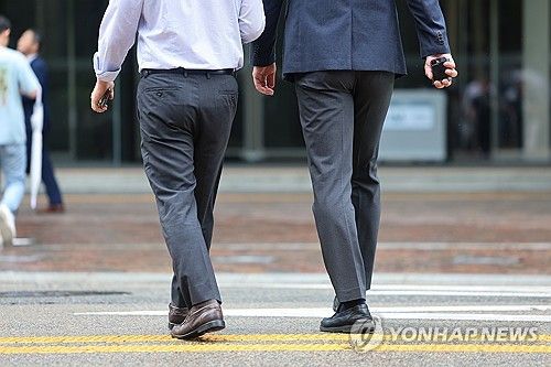서울 서초구 강남역 인근에서 직장인들이 이동하고 있다.