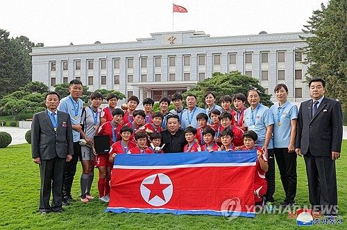 북한 김정은, 여자월드컵 우승 축구팀 만나 격려