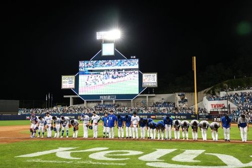승리 후 팬들에게 감사 인사하는 삼성 선수단