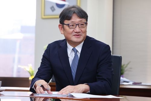 연합뉴스와 인터뷰하는 권기섭 경사노위 위원장