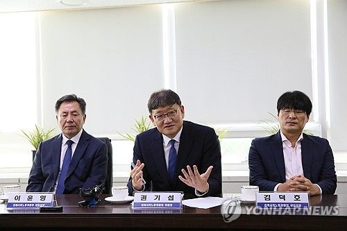 발언하는 권기섭 위원장