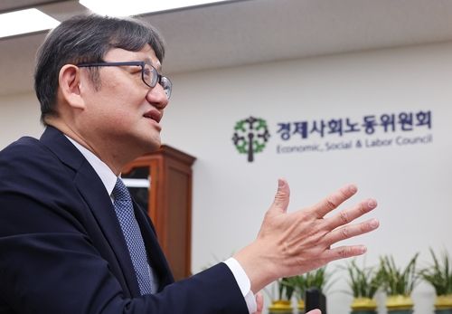 연합뉴스와 인터뷰하는 권기섭 경사노위 위원장
