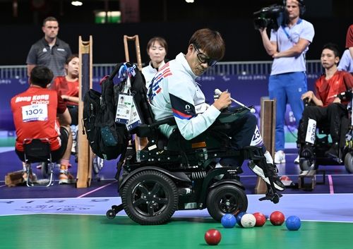 공 확인하는 정호원