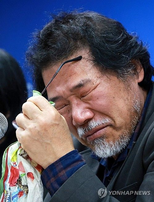 하늘나라로 간 딸을 생각하며 눈물을 쏟는 아버지