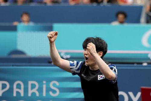 준결승서 승리한 뒤 환호하는 김기태