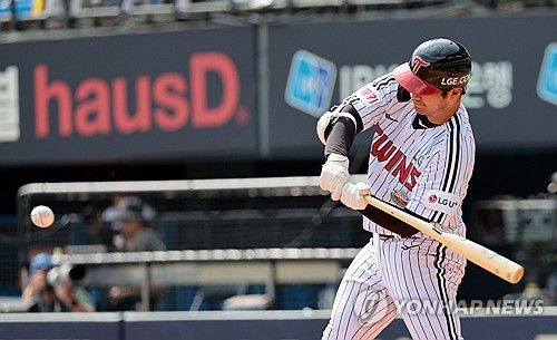 우중간 2루타 치는 LG 문보경