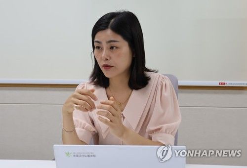 연합뉴스와 인터뷰 중인 윤미숙 교사노조연맹 부위원장