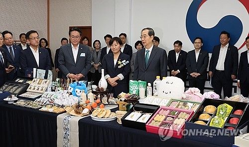 농수산식품 소비촉진 행사 참석한 한 총리