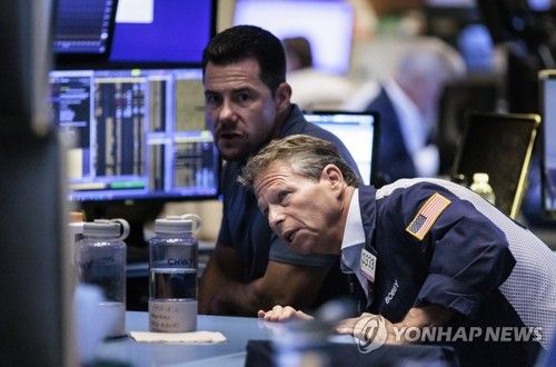 미국 뉴욕증권거래소(NYSE)에서 트레이더들이 업무를 보고 있다.