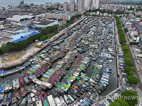 태풍 접근에 항구로 대피한 중국 선박들