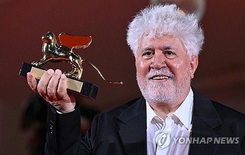 베네치아 국제영화제 황금사자상 수상한 페드로 알모도바르 감독