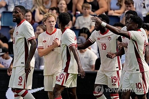 기뻐하는 캐나다 축구대표팀 선수들