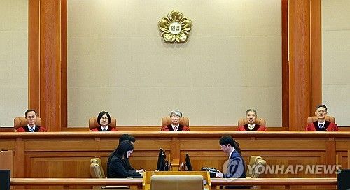 착석하는 헌재재판관들